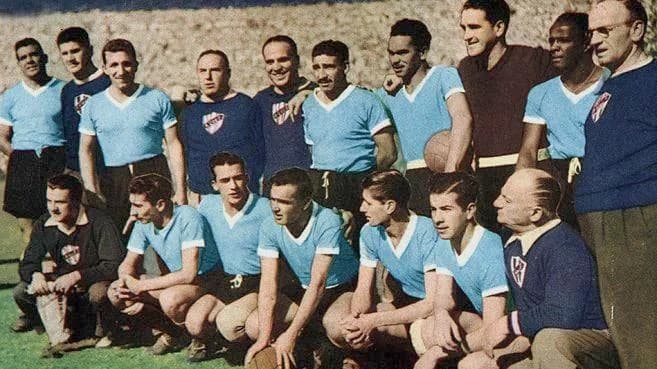 Alcides Ghiggia - Team of Uruguay, world champions. Standing: Obdulio Varela, Juan López Fontana (coach), Eusebio Tejera, Vazquez (staff), Abate (assistant coach), Schubert Gambetta, Matiás González,