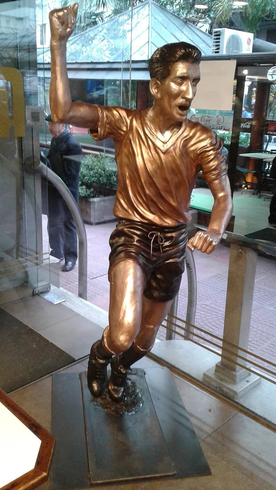 Alcides Ghiggia - escultura de alcides ghiggia