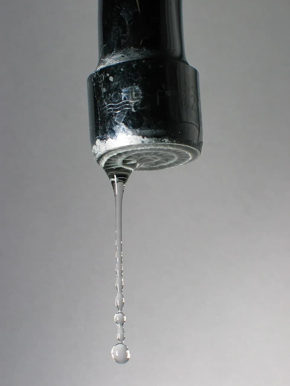 Joseph Plateau - A drop detatching from a dripping faucet. Image taken by User:Dschwen on February 8th 2006.