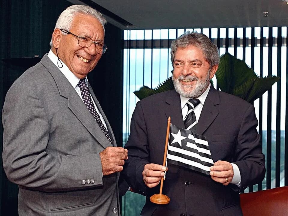 Nílton Santos - Brasília - O presidente Luiz Inácio Lula da Silva exibe bandeira que ganhou do ex-jogador do Botafogo, Nilton Santos.