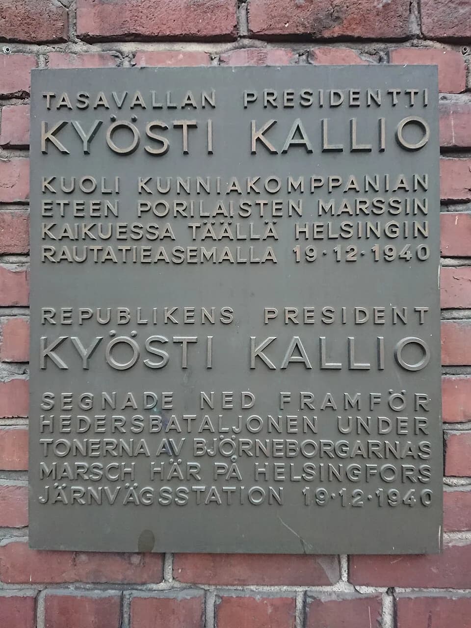 Kyösti Kallio - Kyösti Kallion muistolaatta Helsingin päärautatieasemalla