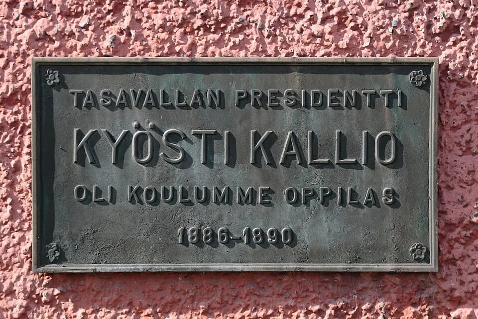 Kyösti Kallio - Here-studied plaque for Kyösti Kallio, the President of Finland, on the wall of Raahe Gymnasium.