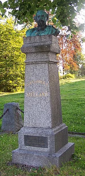 Alexander Kielland - Sculpture of Alexander Kielland in Reknesparken in Molde.