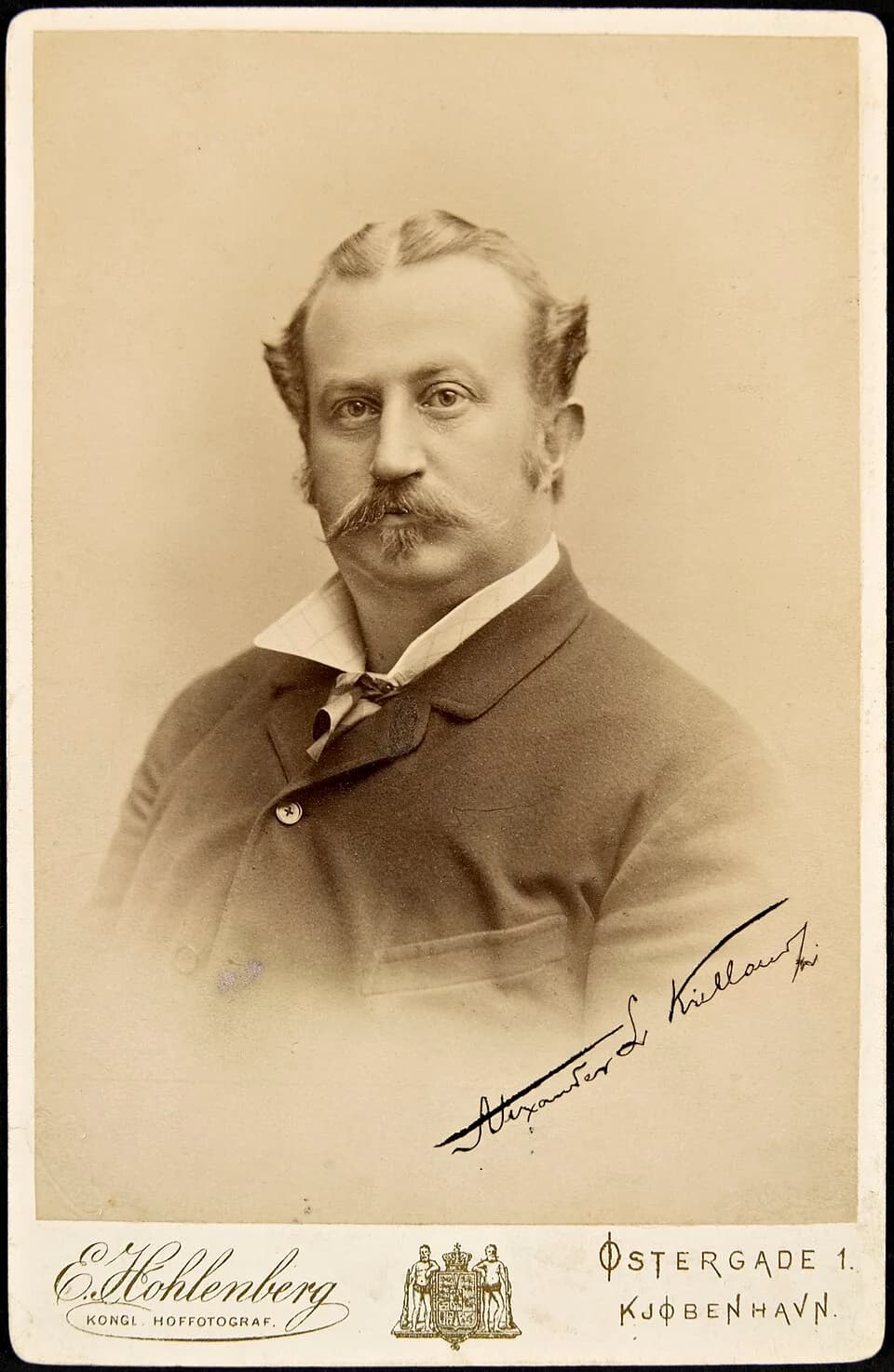 Alexander Kielland - Tittel / Title: Portrett av Alexander Kielland (1849-1906)
Motiv / Motif: Kabinettkort.
Dato / Date: ukjnet / unknown
Fotograf / Photographer: E. Hohlenberg (Kjøbenhavn)
Sted / Pl