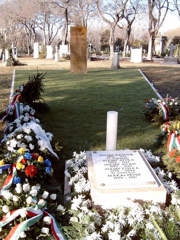 Attila József - József Áronné (1876-1919), József Attila (Budapest, 1905. április 11. – Balatonszárszó, 1937. december  3.) költő, József Etelka (Budapest, 1903. március 22. - 2004. április 3.), Józse