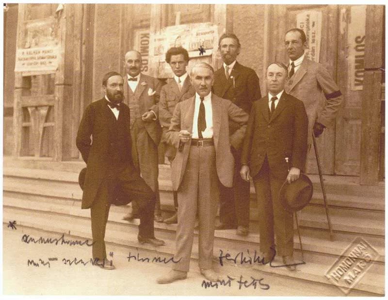 Attila József - Hungarian writers and poets in front of the Hollósy Kornélia Theatre, Makó.
First row: Gyula Juhász, Ferenc Móra and Ödön Réti.
Back row: János Espersit, Attila József, Lajos Károlyi a