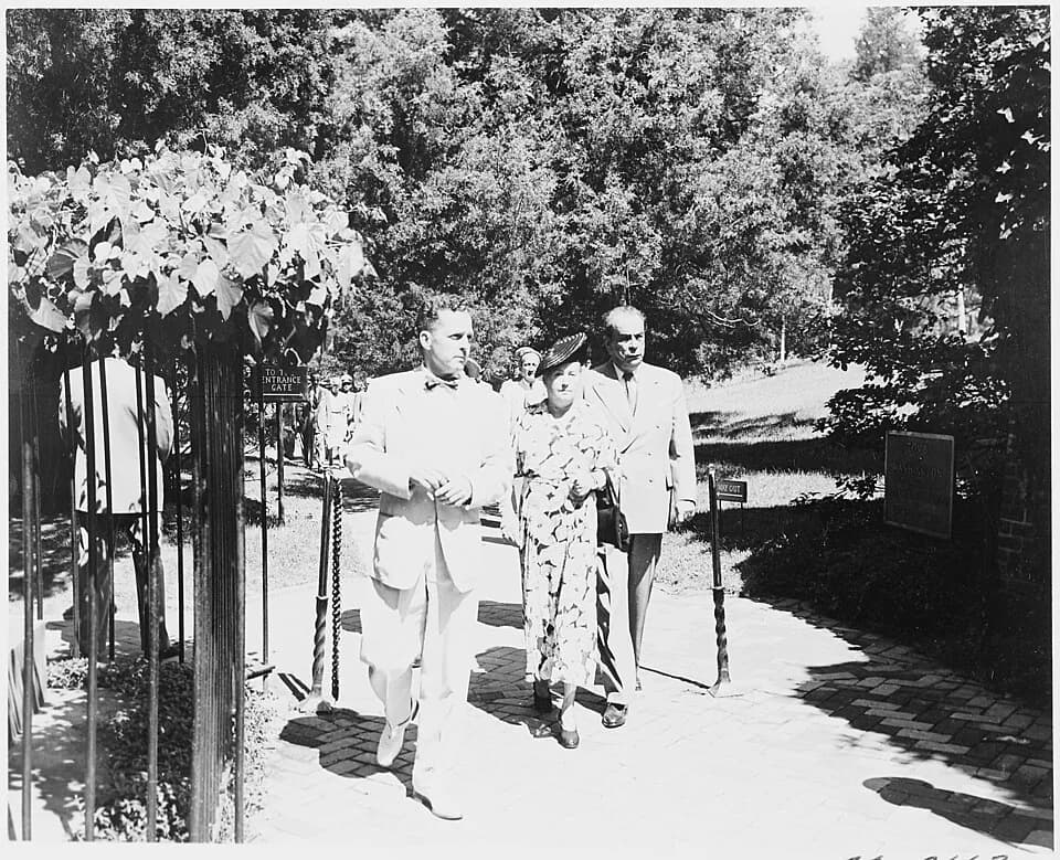 Rómulo Gallegos - Visit of President Romulo Gallegos of Venezuela and his wife to Mt. Vernon. - NARA - 199821.jpg