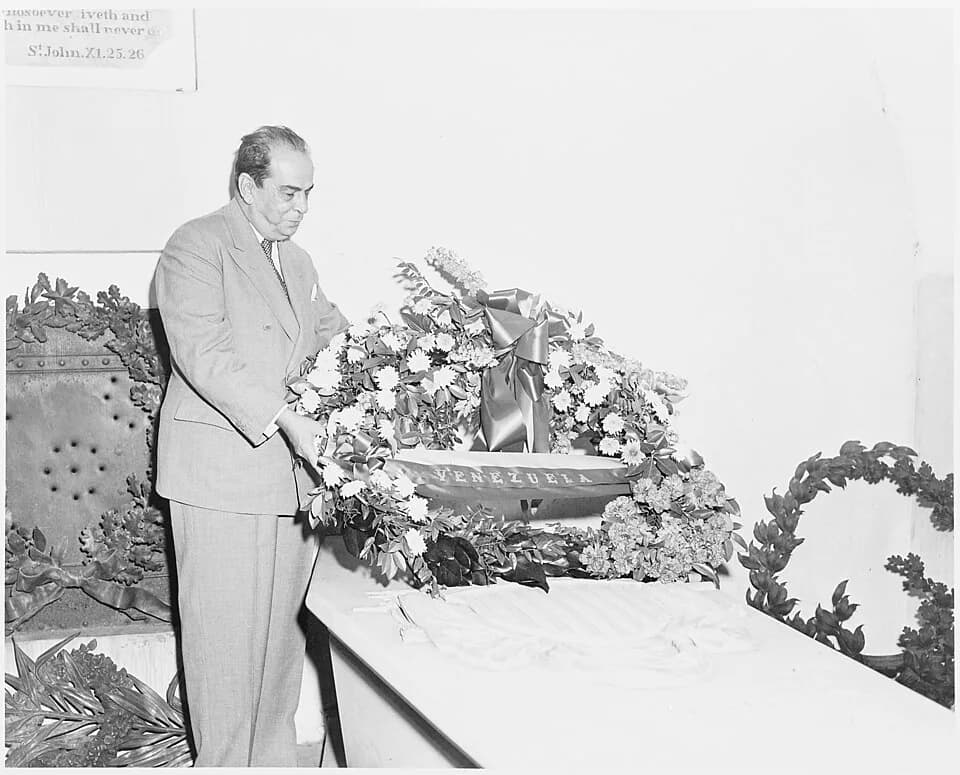 Rómulo Gallegos - President Romulo Gallegos lays a wreath on the tomb of George Washington at Mt. Vernon. - NARA - 199822.jpg