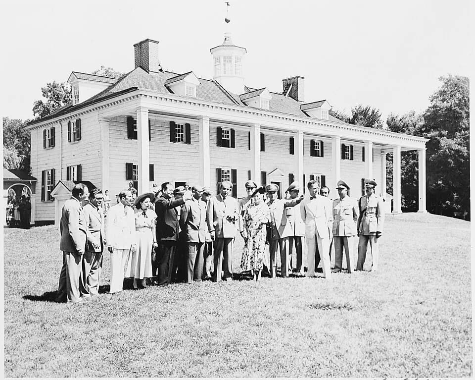 Rómulo Gallegos - Visit of President Romulo Gallegos of Venezuela and his wife to Mt. Vernon. This photo shows the entire party that... - NARA - 199823.jpg