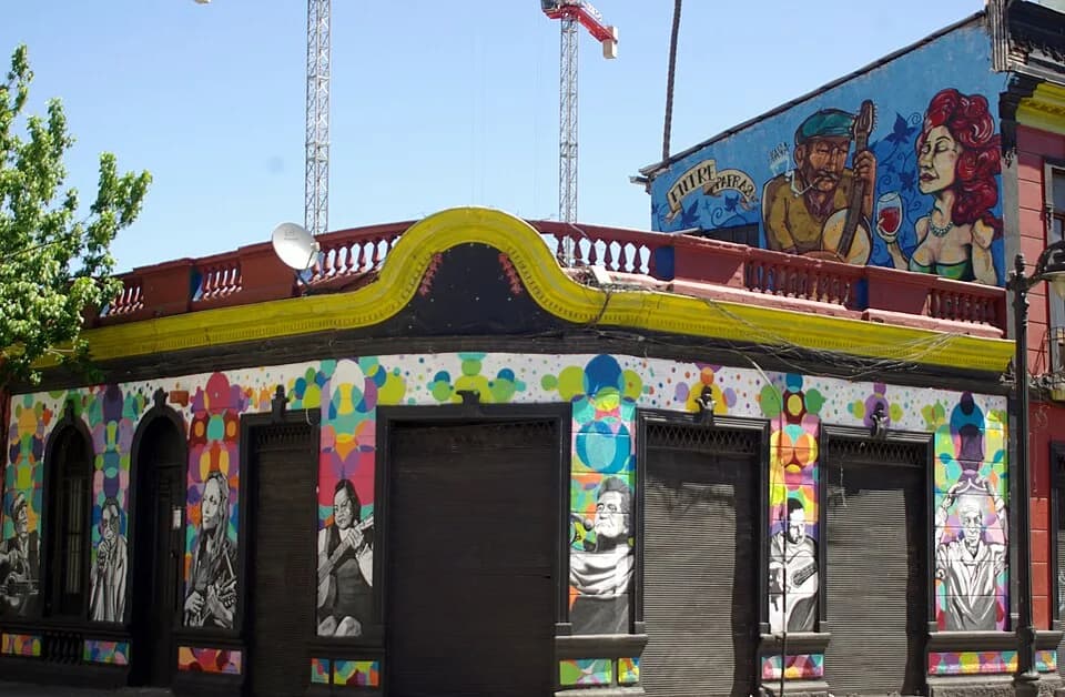 Violeta Parra - Grafiti de cantautores pintados por Matiz en la fachada del restaurante La Casona de Hilda Parra (Ernesto Pinto Lagarrigue 90) en la esquina SW de esta calle con Dardignac, barrio Bell