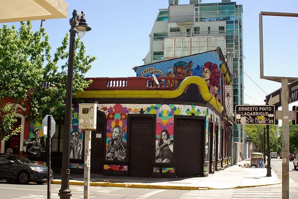 Violeta Parra - Grafiti de cantautores pintados por Matiz en la fachada del restaurante La Casona de Hilda Parra (Ernesto Pinto Lagarrigue 90) en la esquina SW de esta calle con Dardignac, barrio Bell