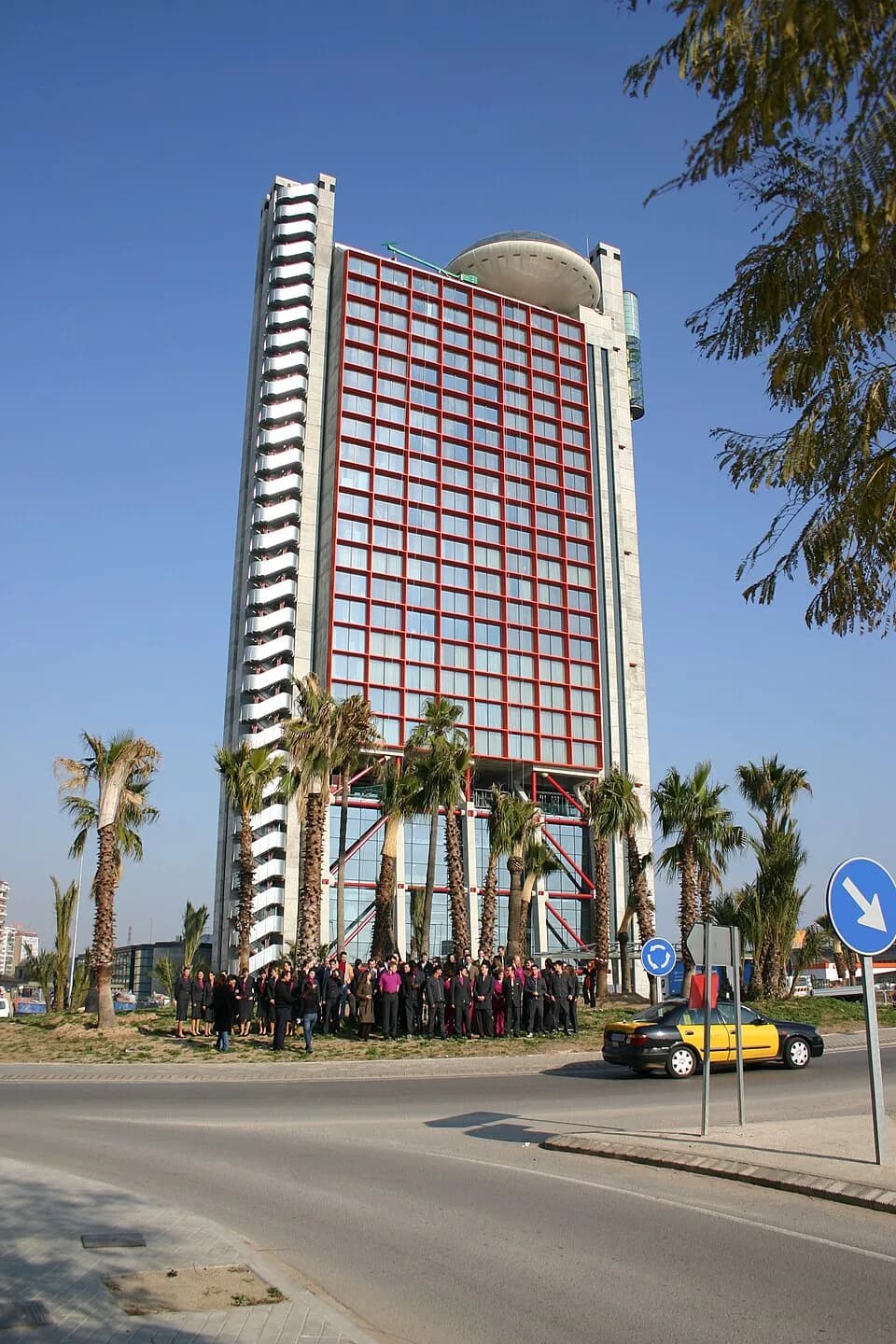 Richard Rogers - Hotel Hesperia
Author: User:Yearofthedragon
Note: There are the staff of the Hotel posinf for a picture (not mine).