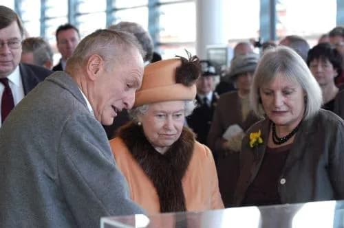 Richard Rogers - Queen Elizabeth II with Richard Rogers and Sue Essex, opening the Senedd, Cardiff, Wales