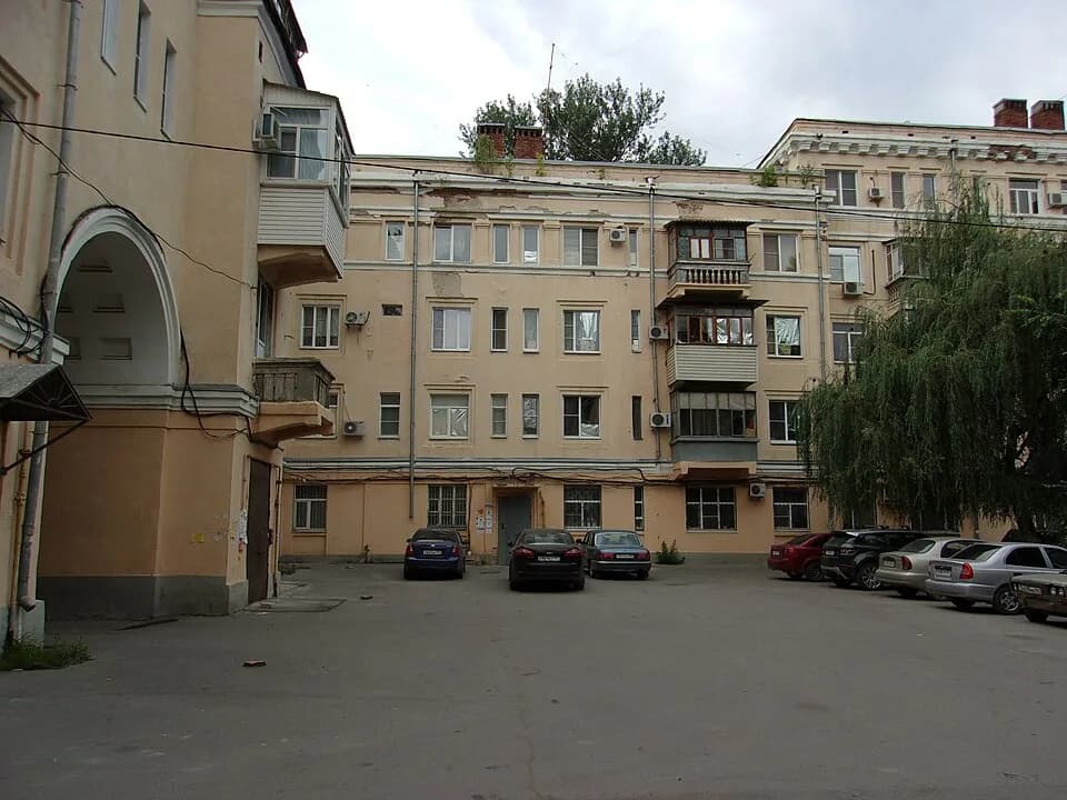 Andréi Chikatilo - Пятый подъезд дома №36 по улице Гвардейской, г. Новочеркасск. Здесь Чикатило жил до момента своего ареста.