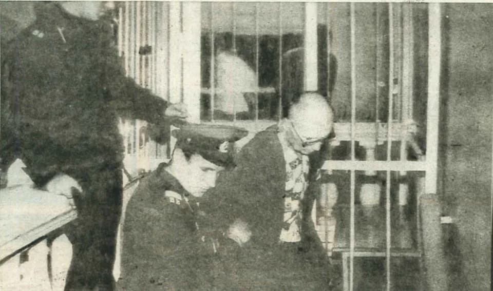 Andréi Chikatilo - Andriej Czikatiło doprowadzony na rozprawę sądową (1992)