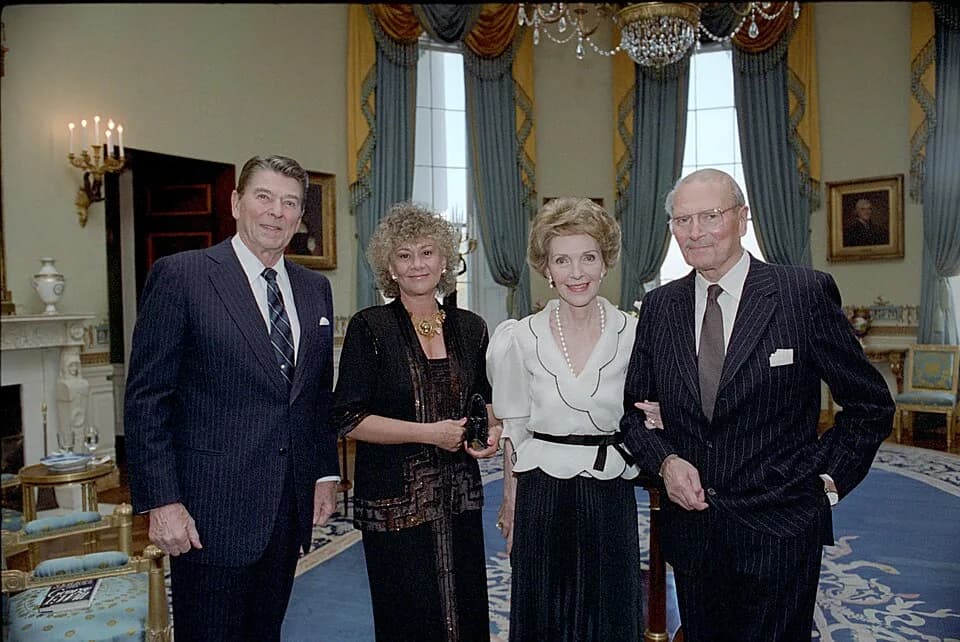 Joan Plowright - President Ronald Reagan and Nancy Reagan Posing with Actor Laurence Olivier and Lady Olivier During a Private Dinner and Showing of The Film "King Lear" in The Blue Room - DPLA - cc3a