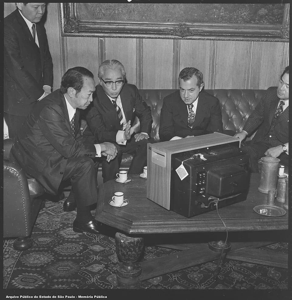 Akio Morita - O presidente da Sony Corporation Akio Morita (de óculos) apresenta um modelo de televisor ao governador de São Paulo Laudo Natel.