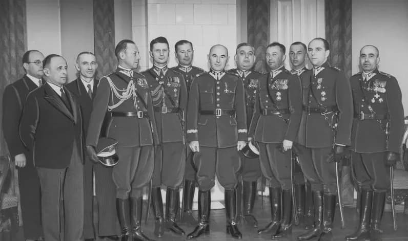 Edward Rydz-Śmigły - Delegacja 2 Pułku Szwoleżerów, z okazji 25-lecia pułku wręczyła marszałkowi Edwardowi Rydzowi-Śmigłemu 10000 zł i 1000 zł w papierach wartościowych na dozbrojenie wojska, a także