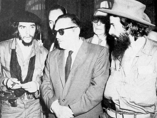 Camilo Cienfuegos - Cuban President Manuel Urrutia with rebel leaders Che Guevara and Camilo Cienfuegos (1959).