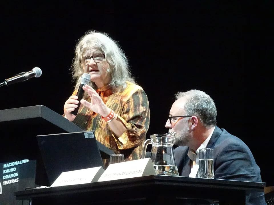 Birutė Galdikas - Birute Galdikas kõnelemas 13. maailma semiootikakongressil Kaunases. Kõrval Dario Martinelli.