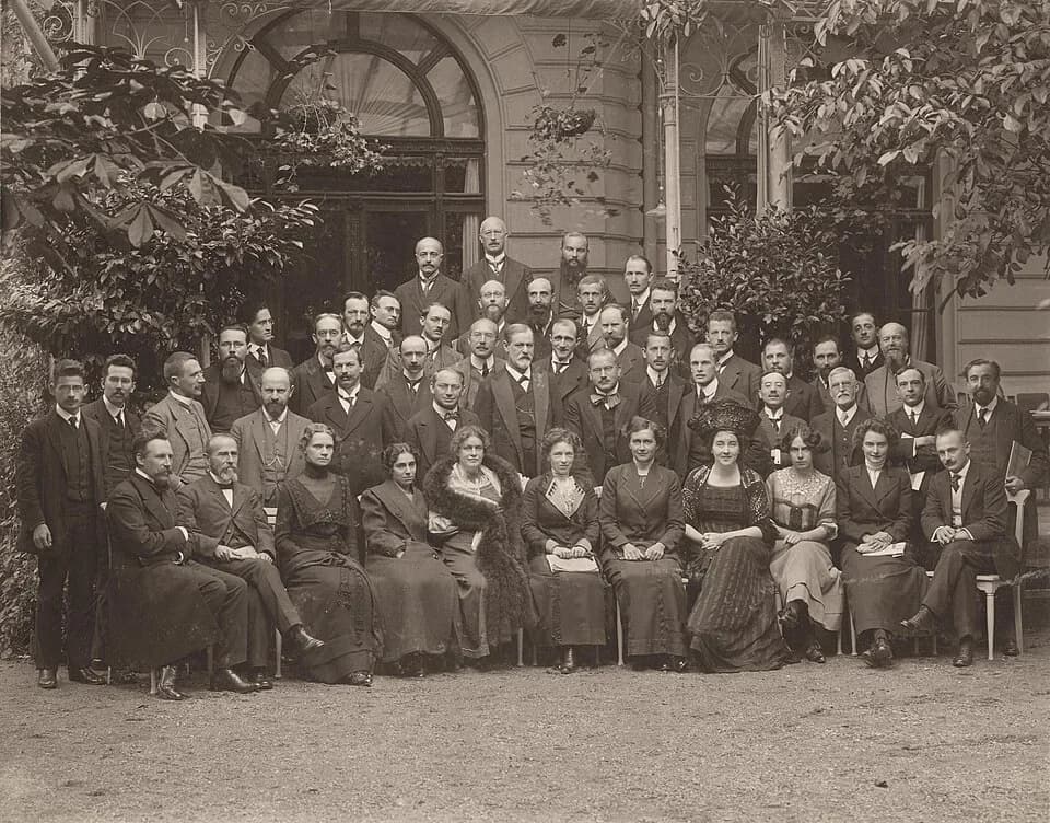 Eugen Bleuler - International Psychoanalytic Congress, Weimar. Photograph, 1911. Front row left to right: 1) Poul Bjerre 2) Eugen Bleuler 3) Maria Moltzer, Zürich 4) Maria Gincburg (i.e. Mira Oberholz
