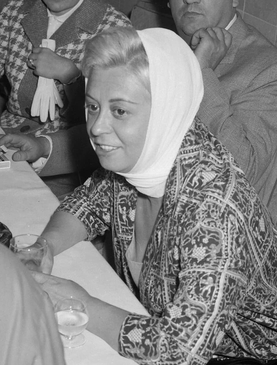 Giulietta Masina - Aankomst Italiaanse regisseur Federico Fellini en zijn echtgenote de actrice Giulietta Masina op Schiphol. Tijdens persconferentie