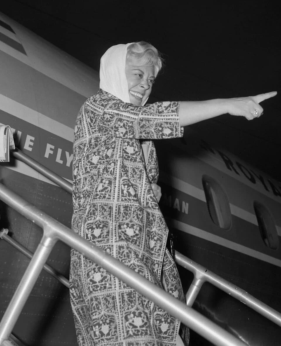 Giulietta Masina - Aankomst Italiaanse regisseur Federico Fellini en zijn echtgenote de actrice Giulietta Masina op Schiphol. Tijdens persconferentie