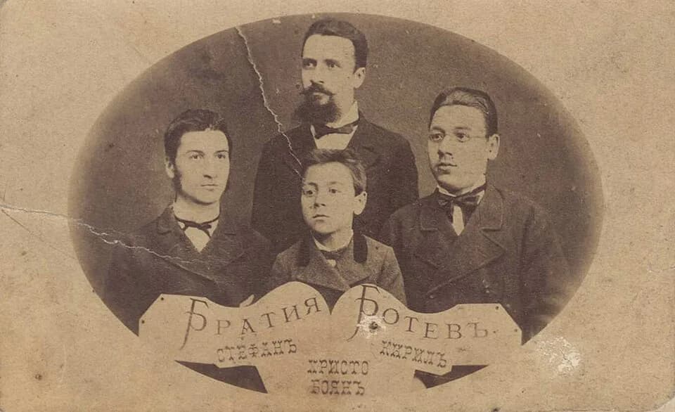 Hristo Botev - Photo of Hristo Botev (in middle top) and his brothers (left to right) Stefan, Boyan, Kiril in 1876, the year of his death.