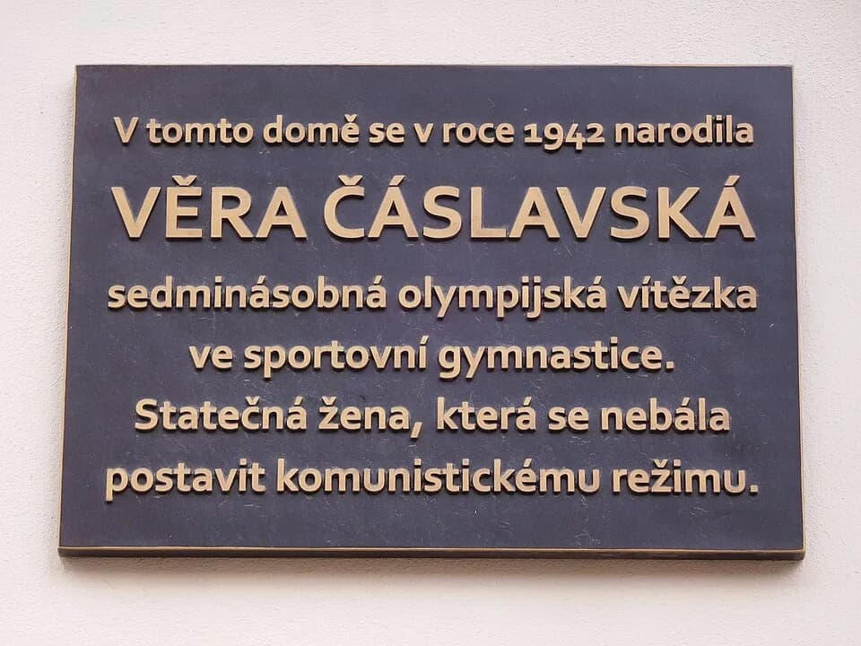 Věra Čáslavská - Praha - Karlín, Sokolovská 25, pamětní deska Věry Čáslavské