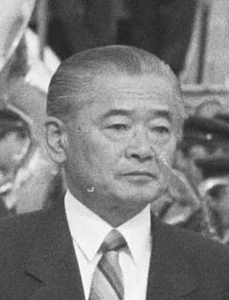 Noboru Takeshita - Dutch Premier Ruud Lubbers welcomes Japanese Prime Minister Noboru Takeshita at Schiphol inspection honor guard