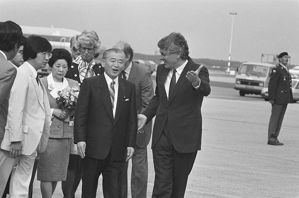 Noboru Takeshita - Collectie / Archief : Fotocollectie Anefo
Reportage / Serie : [ onbekend ]
Beschrijving : Premier Lubbers verwelkomt Japanse premier Takeshita o p Schiphol
Datum : 3 juni 1988
Locat