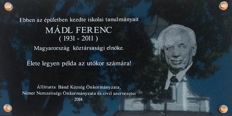 Ferenc Mádl - Mádl Ferenc emléktáblája a Veszprém megyei Bándon