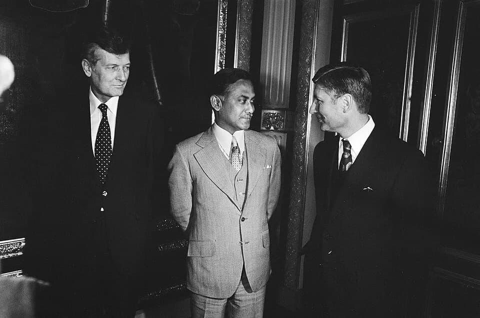 Ziaur Rahman - Ontvangst door premier van Agt; v.l.n.r. minister de Koning , president Ziaur Rahman en premier van Agt