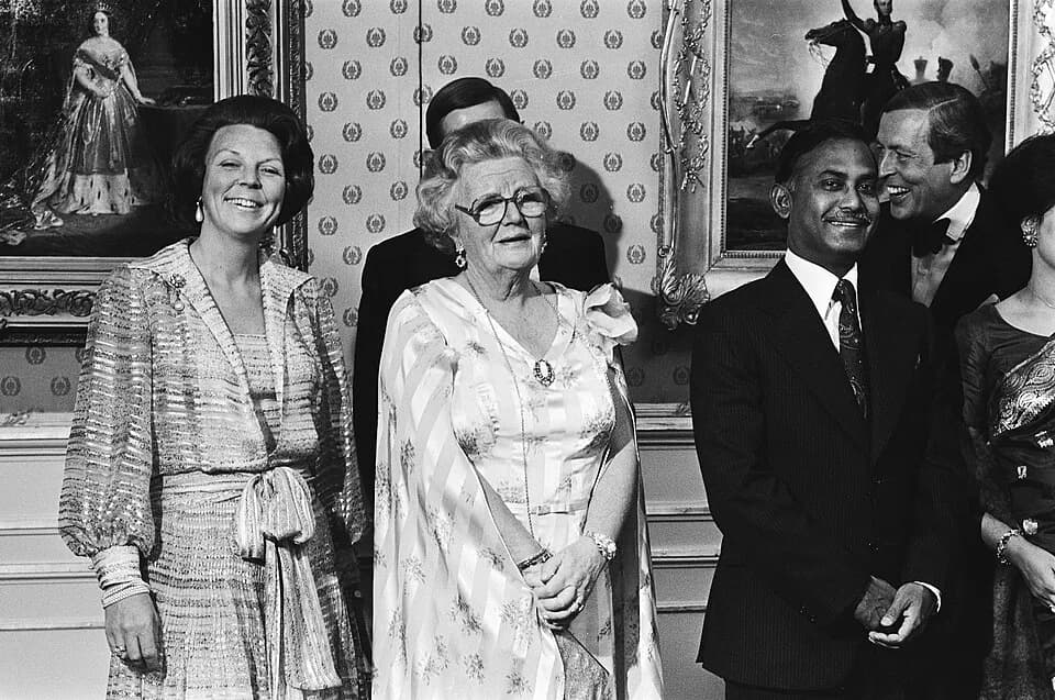 Ziaur Rahman - Collectie / Archief : Fotocollectie Anefo
Reportage / Serie : President Ziaur Rahman van Bangladesh en echtgenote in het land
Beschrijving : Statiefoto op paleis Soestdijk. V.l.n.r. Bea