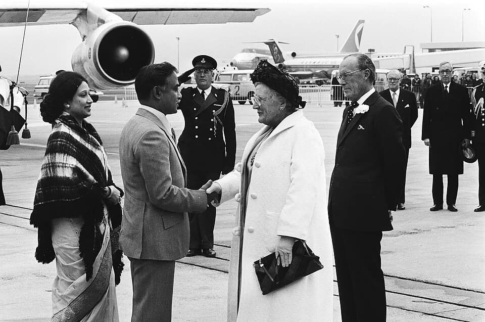 Ziaur Rahman - Collectie / Archief : Fotocollectie Anefo
Reportage / Serie : President Ziaur Rahman van Bangladesh en echtgenote in het land
Beschrijving : Aankomst op Schiphol; HM begroet president Z
