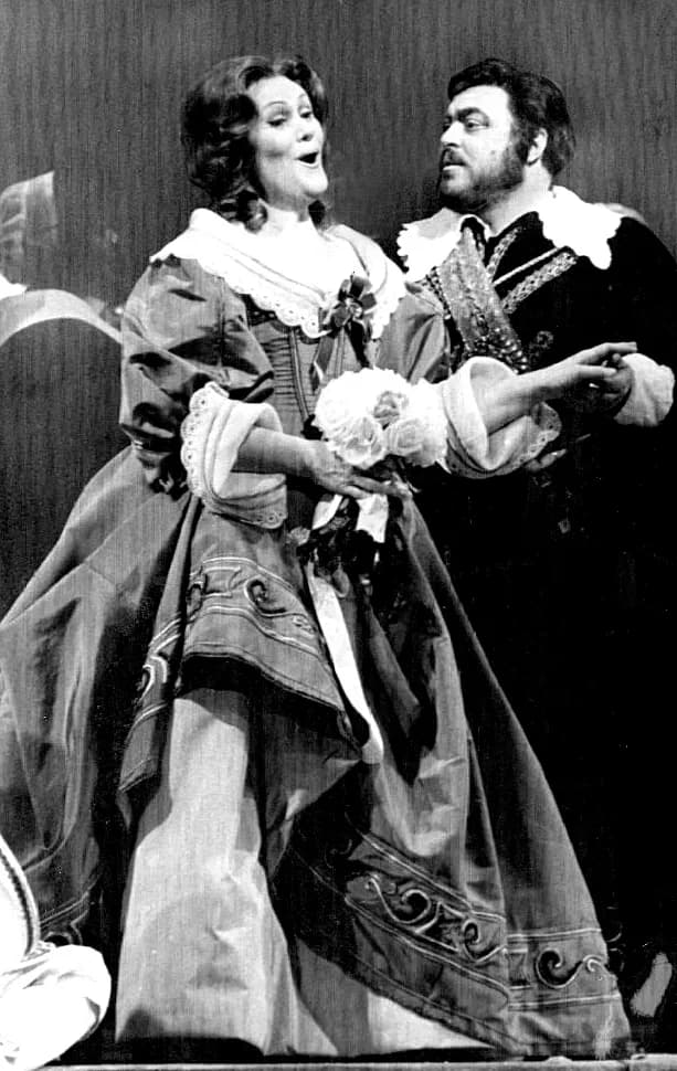 Joan Sutherland - Photo of Luciano Pavarotti and Joan Sutherland in I Puritani