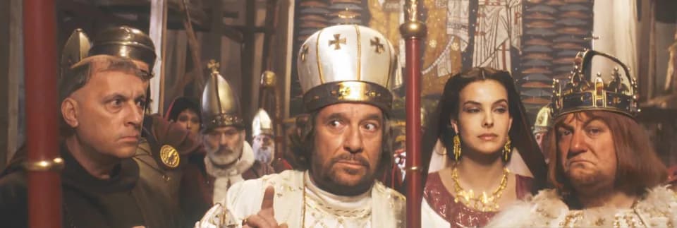 Dino Risi - Michel Serrault, Ugo Tognazzi, Carole Bouquet et Coluche en costume du Moyen-Àge, interprètent les personnages du film Le Bon Roi Dagobert, tourné à Rome en 1984.