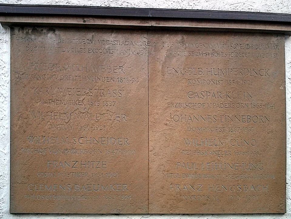 Wilhelm Cuno - Roll of honor, Gymnasium Theodorianum, Paderborn, Germany
(This old roll of honor has been renewed in the year 2009. See below!)
The latin inscrption obove is (freely translated):
The
