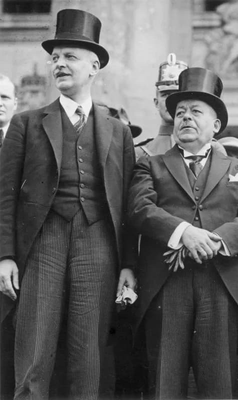 Wilhelm Cuno - Bundesarchiv Bild 146-1973-076-58, Reichskanzler Cuno und Reichspräsident Ebert.jpg