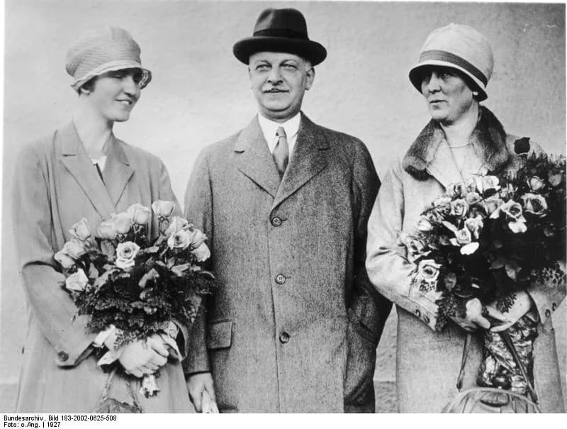 Wilhelm Cuno - For documentary purposes the German Federal Archive often retained the original image captions, which may be erroneous, biased, obsolete or politically extreme. Scherl- Underwood
Dr. Cu