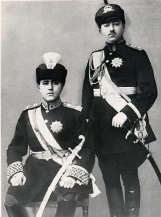 Ahmad Shah Qajar - Portrait de Ahmad Shah Qajar (g) et de son frère Mohammad Hassan Mirza.