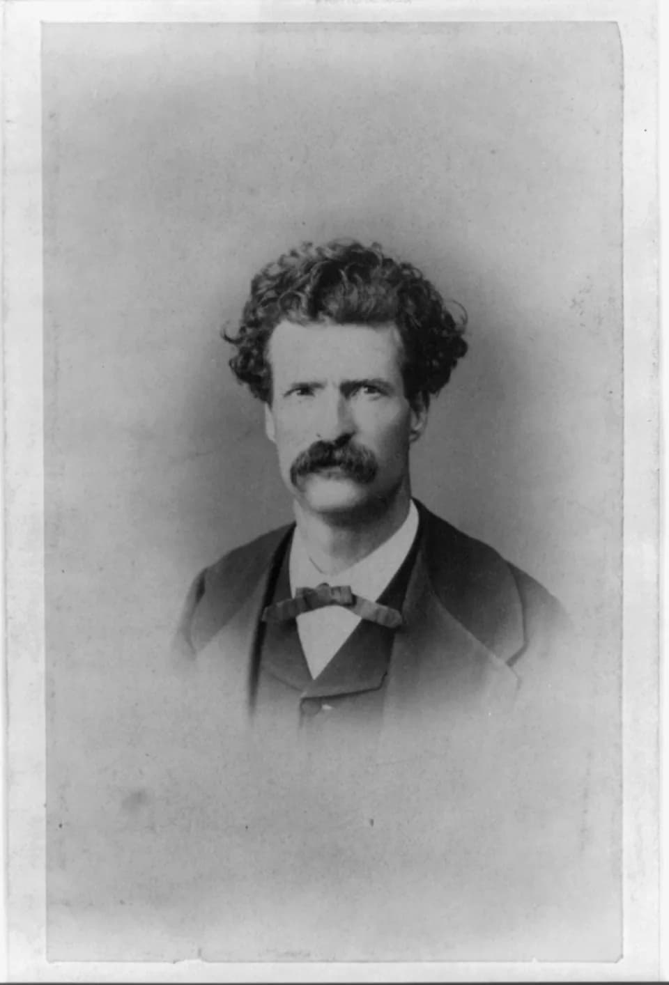 Mark Twain - [Samuel Langhorne Clemens, aka Mark Twain, head-and-shoulders portrait, facing front] / Abdullah Frères Phot.