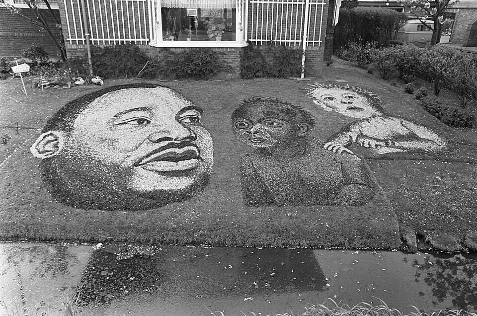 Martin Luther King Jr. - Collectie / Archief : Fotocollectie Anefo
Reportage / Serie : [ onbekend ]
Beschrijving : Bloemenmozaiek van dr. Maarten Luther King
Datum : 11 mei 1966
Persoonsnaam : dr. Maa