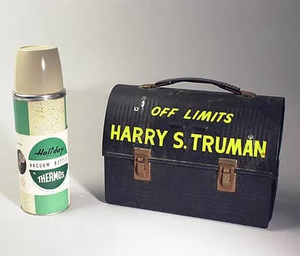 Harry S. Truman - en:Lunch box
Made by American Thermos Products Company
Hand lettered in yellow paint, "OFF LIMITS HARRY S. TRUMAN."
Metal, plastic. L 18.7, W 26.0, D 12.0 cm
Harry S Truman National 
