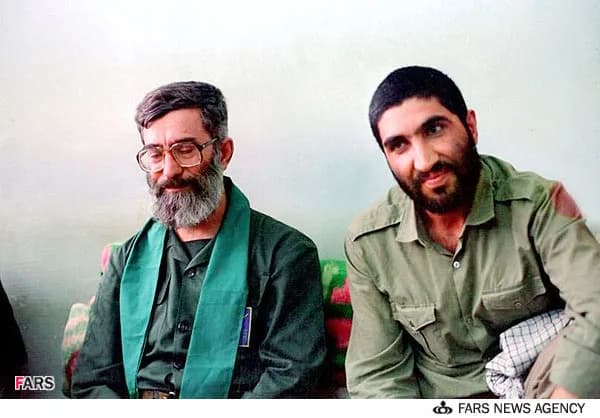 Ali Khamenei - شهيد سردار احمد كاظمي فرمانده نيروي زميني سپاه پاسداران در كنار مقام معظم رهبري