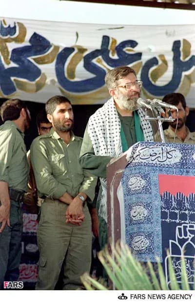 Ali Khamenei - شهيد سردار احمد كاظمي فرمانده نيروي زميني سپاه پاسداران در كنار مقام معظم رهبري