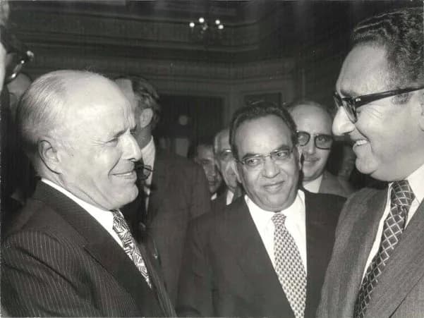 Henry Kissinger - Tunisian President Habib Bourguiba, Tunisian Foreign minister Mohamed Masmoudi and Henry Kissiger in the 1970s. Habib Bourguiba Jr. is also seen in the back.