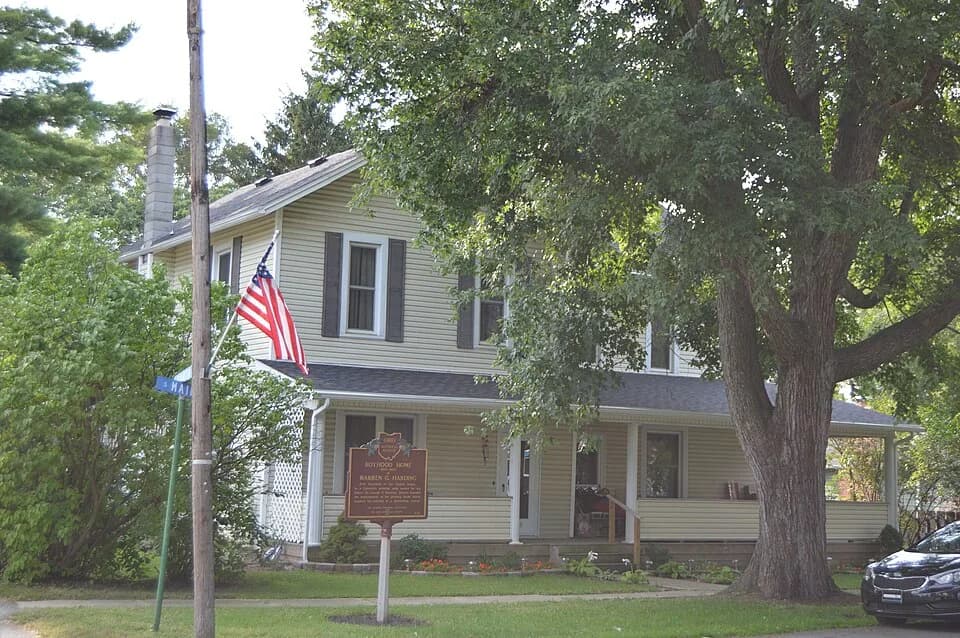 Warren G. Harding - Front and southern side of the childhood home of Warren G. Harding, located on the northwestern corner of the junction of South and Main Streets in Caledonia, Ohio, United States.