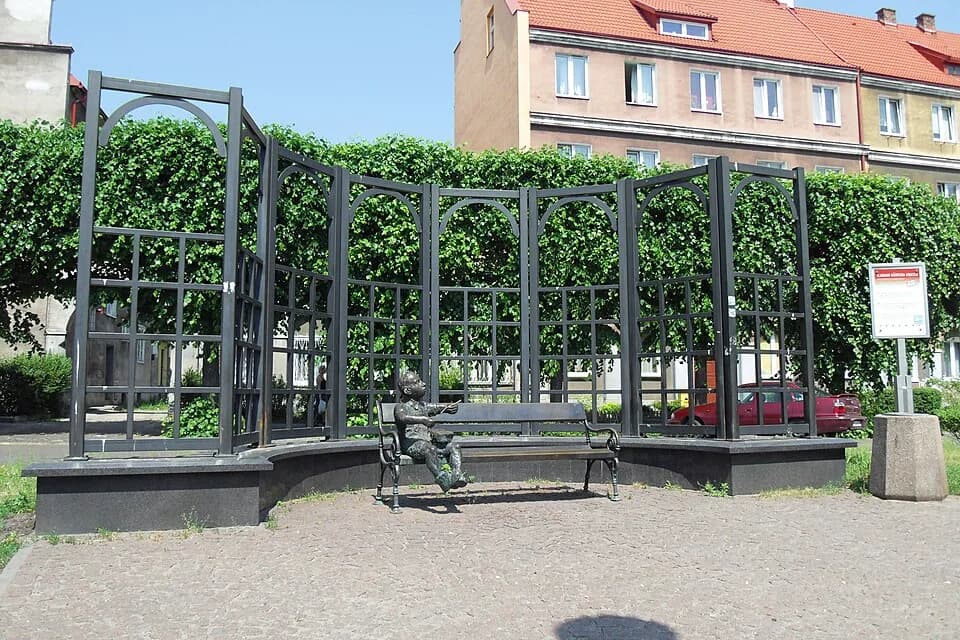 Günter Grass - Gdańsk Wrzeszcz. Pomnik Oskara Matzeratha na placu Wybickiego.