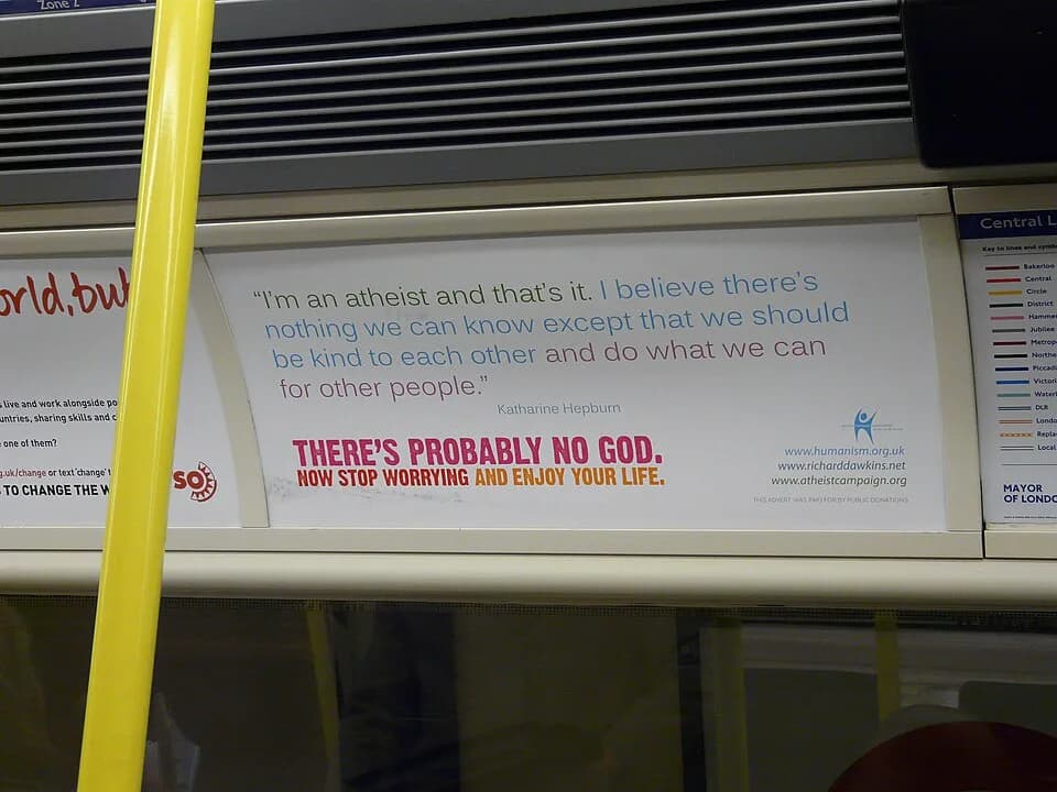 Katharine Hepburn - Plakat der Atheist Bus Campaign in einem Zug der Londoner U-Bahn